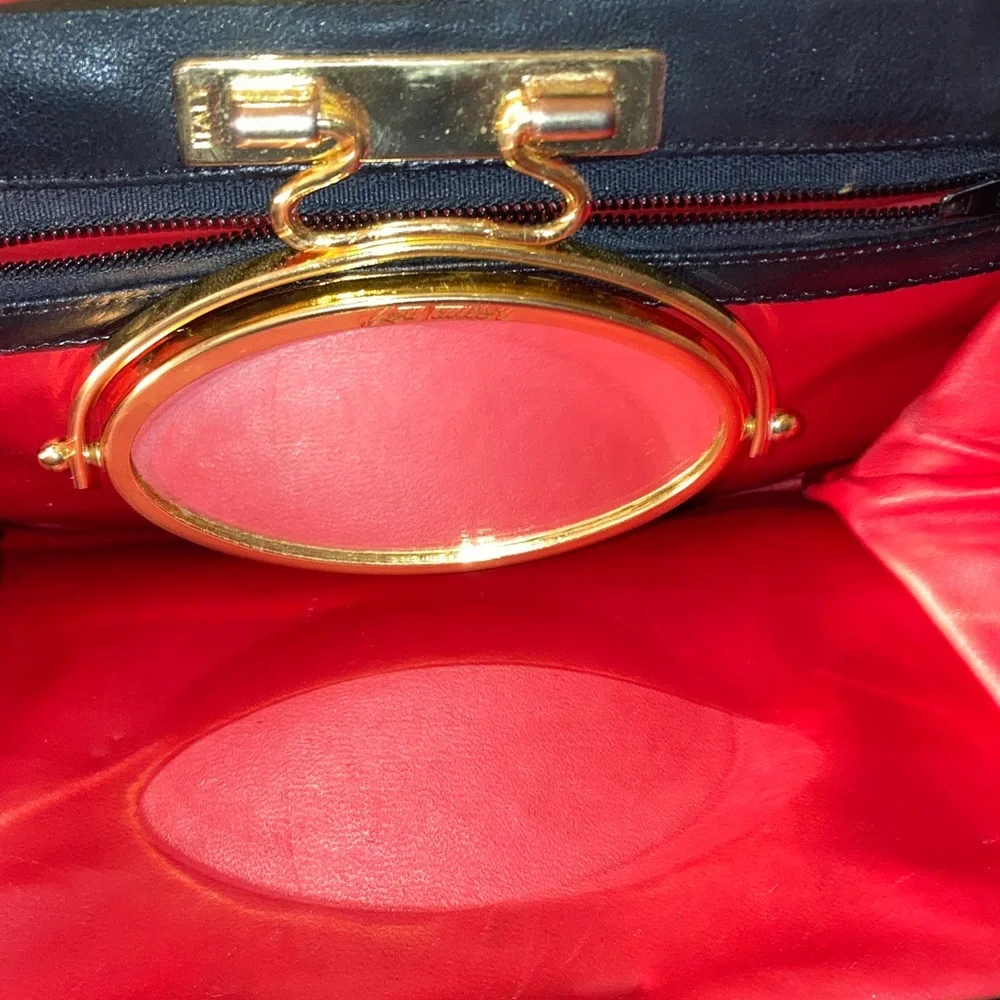 Vintage Lou Taylor Black Leather Shoulder Bag 🌸‎